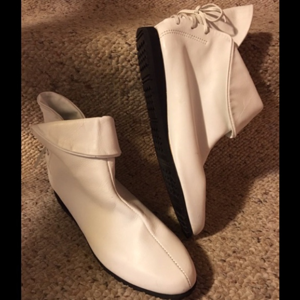 Dexter Soft White Leather Booties